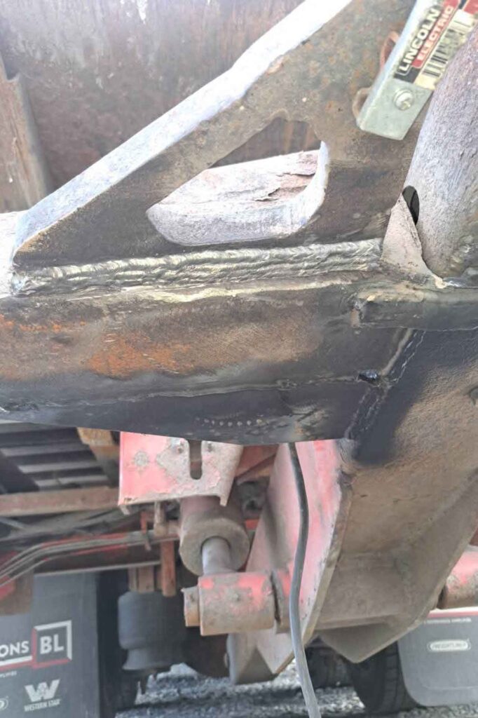 soudure---essieu---savoir-fer-hebert Soudage et réparation essieu par savoir-fer hébert. Soudage d'acier, réparation de structure métalique en estrie et partout au québec.